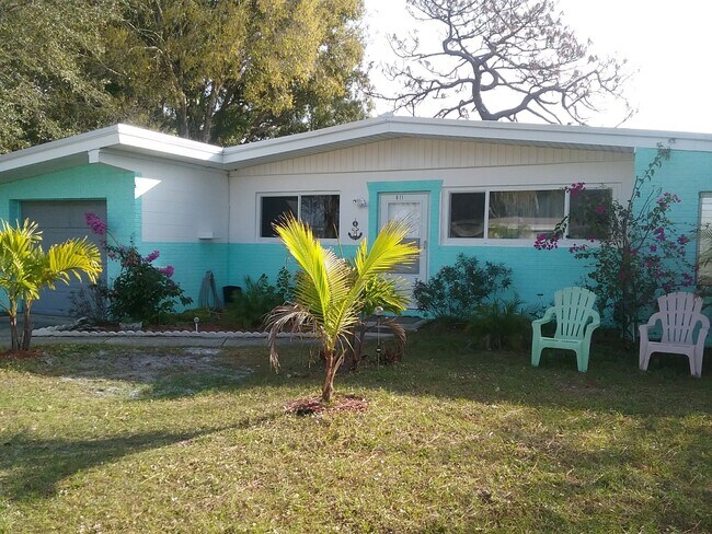 House front - 811 Glenmore Cir