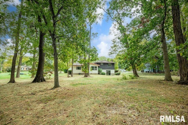 Foto del edificio - 9019 N Locust Ln