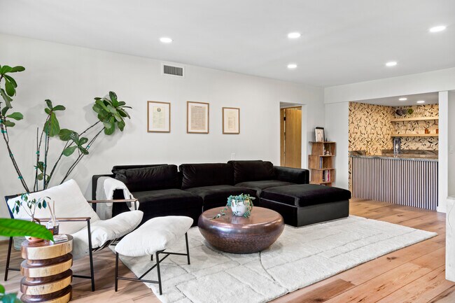 Foto del edificio - 1025 N Kings Rd