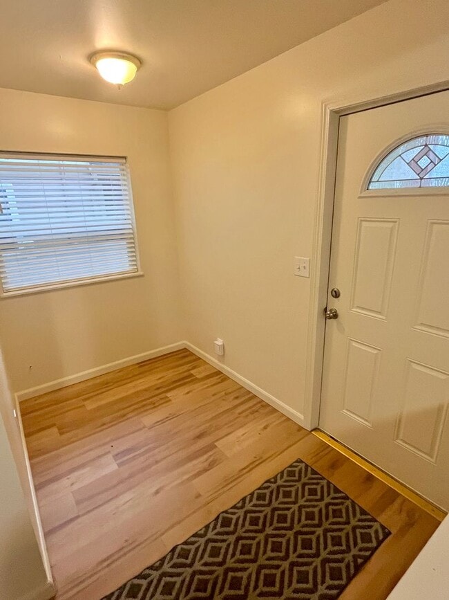 Foto del edificio - Updated Cully Neighborhood 3 Bedroom Townhome with Hardwoods, Fully Fenced Yard