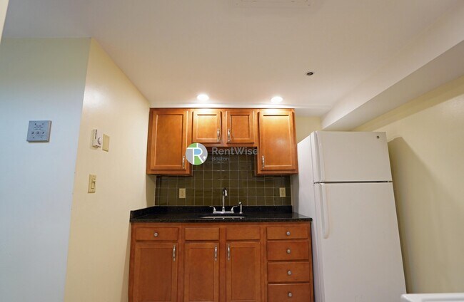 Building Photo - 107 Queensberry St