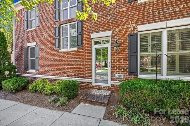 Building Photo - 706 Kingsley Way