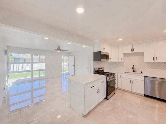 Building Photo - Renovated Triplex with Private Yard, AC, and Parking