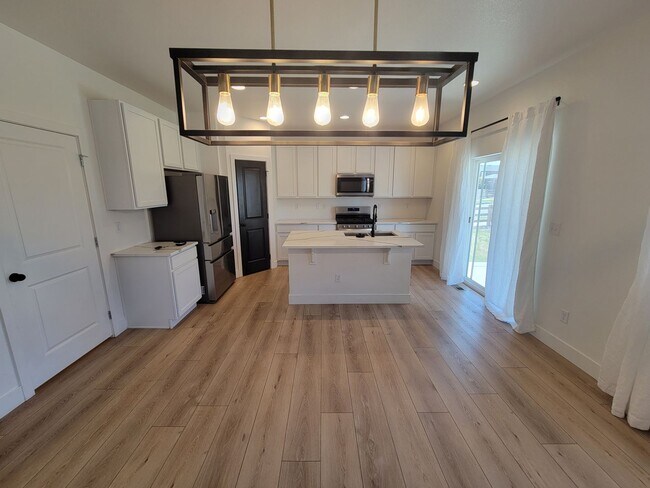 Building Photo - Stunning and spacious 4.5 bedroom, 3 bathroom home located in Morgan Hill