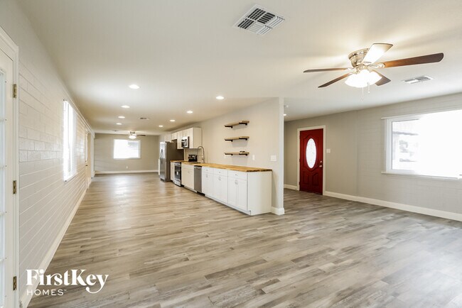 Building Photo - 5361 N 61st Dr