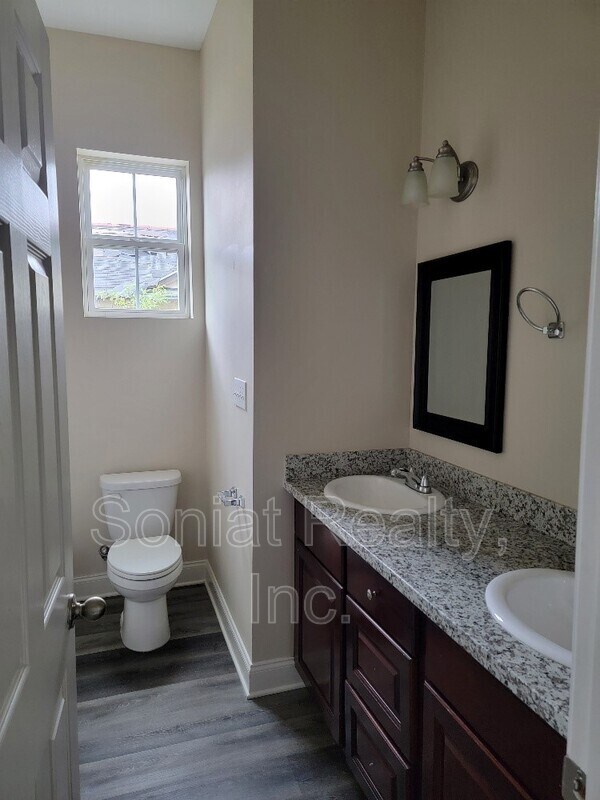 Building Photo - 4747 Eastview Dr