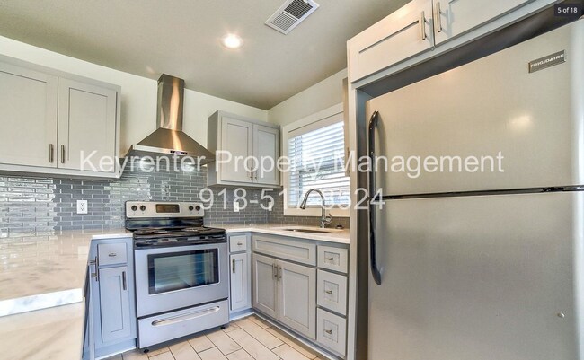 Foto del edificio - 3315 E 8th St