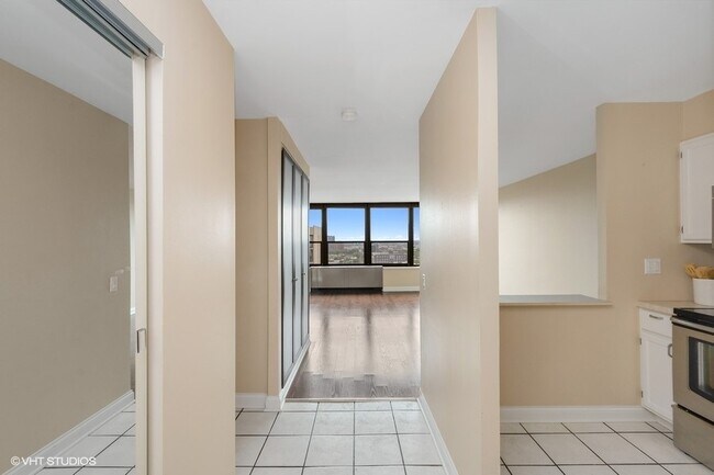 Foto del edificio - 1560 N Sandburg Terrace