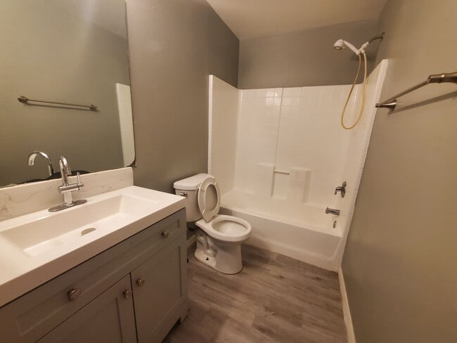 Building Photo - 2417 George Ave S