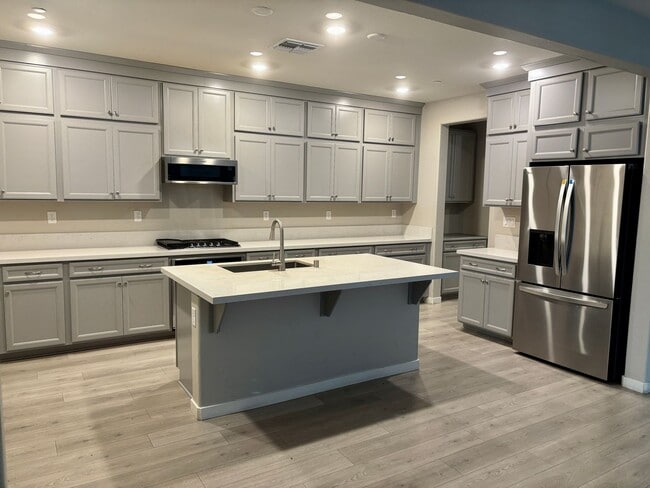 Building Photo - 3180 Edgeview Dr