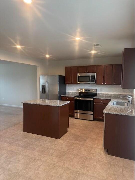 Foto del edificio - A cozy home with 3 bedrooms and 3 full bat...