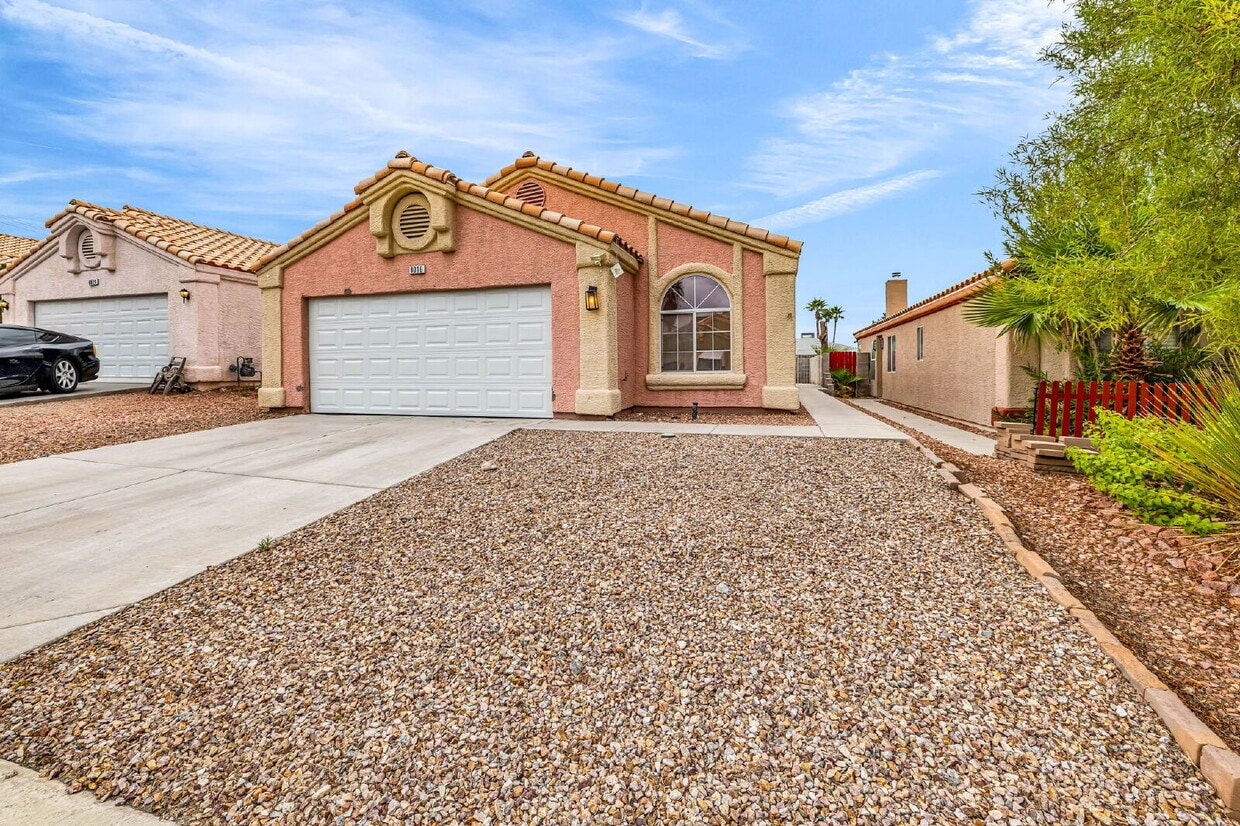 Foto principal - Newly Updated Property 3 Bedroom/2 Bath Single Story close to Summerlin Parkway and Buffalo