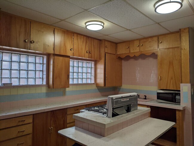 Building Photo - Classic Victor Living!