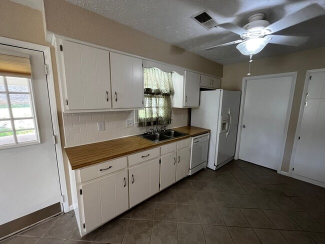 Building Photo - Beautiful New to Market!