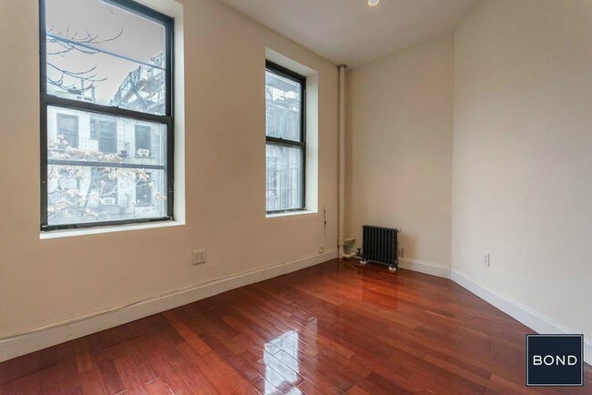 Foto del edificio - 56 E 10th St