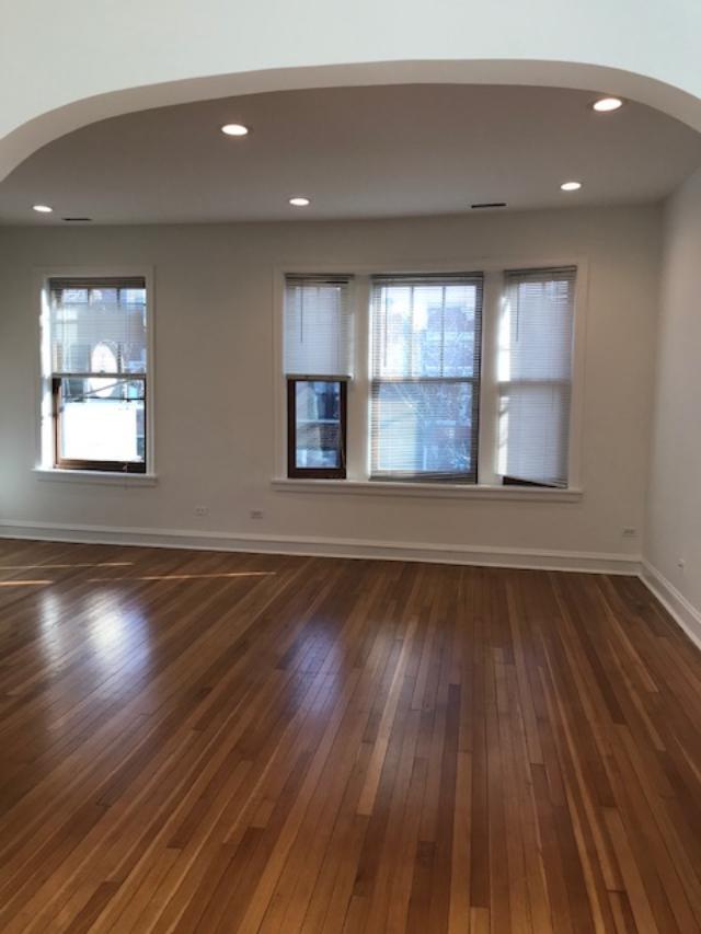 Living room - 5304 N Clark St