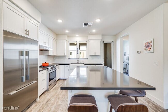 Foto del edificio - 3 br, 3.5 bath Townhome - 400 Mitchell Ave