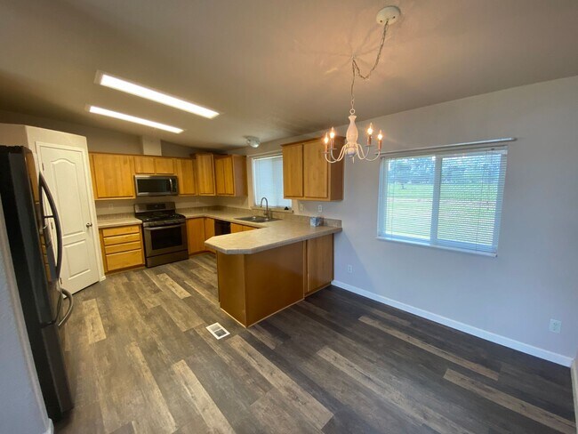 Building Photo - Great country living spot in Orland
