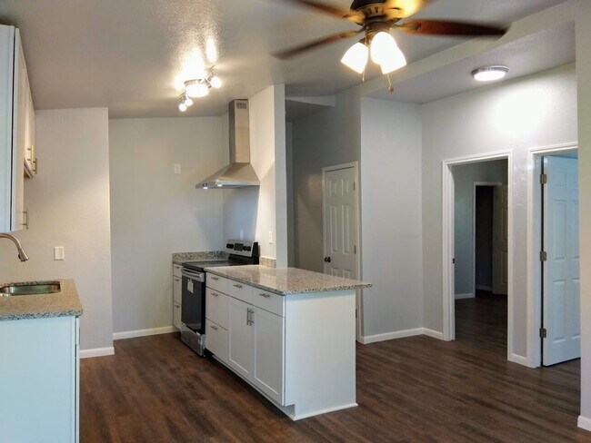 Building Photo - *COMING SOON* 2 Bedroom Duplex Available Near DOWNTOWN!