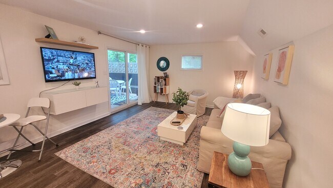 Nuevo Smart TV - 122 Phillips Cir