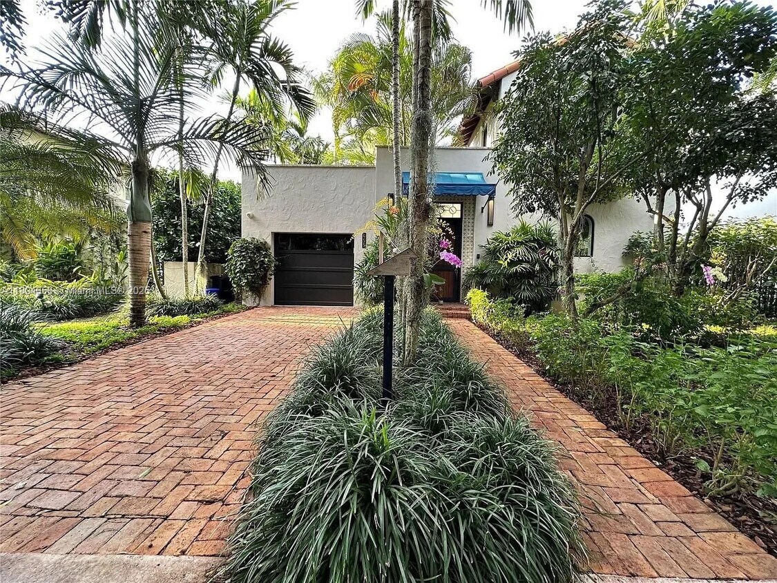 Primary Photo - 455 Amalfi Ave