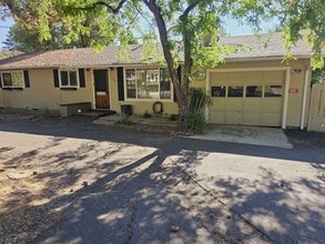 Building Photo - 530 N Oregon St