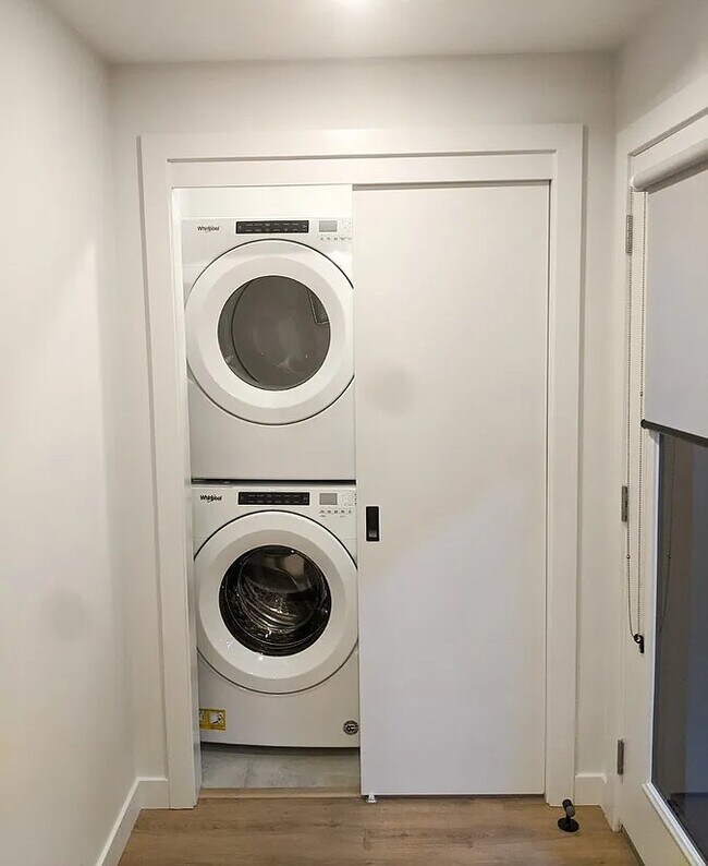 Photo du bâtiment - Modern Studio Unit with Private Entrance –...