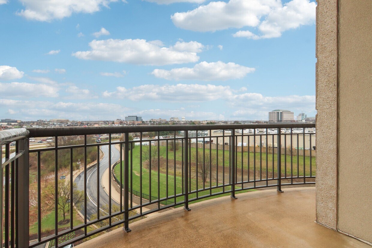 Balcón privado con vistas panorámicas a la ciudad y al campo. - The Easton Downers Grove