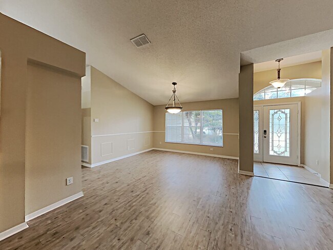 Building Photo - 1402 Bent Oaks Blvd