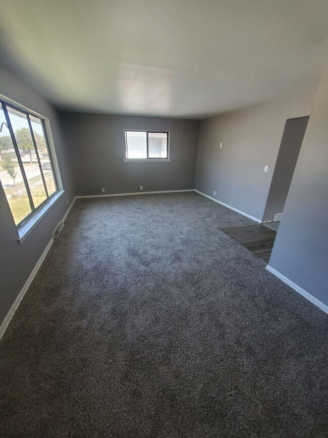 Foto del edificio - 5826-5828 N 93rd St. (Duplex)