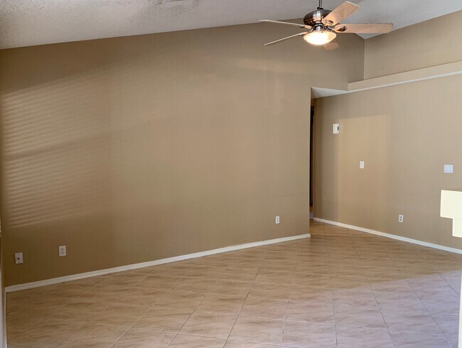 Family Room Vaulted Ceilings - 3514 E Tonto Ln