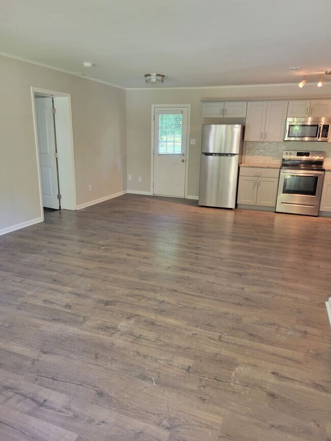 Building Photo - Charming 3 Bed 1 Bath minutes from Downtow...