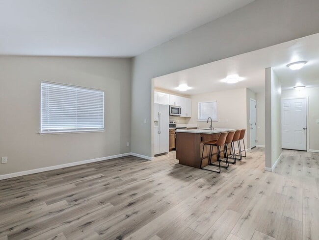 Building Photo - Move in Ready 3bd/2.5bth Townhome in great central location!