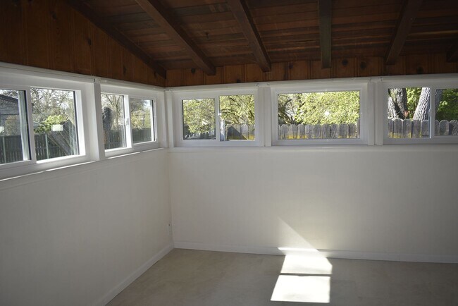 Building Photo - 1196 Jonas Ave