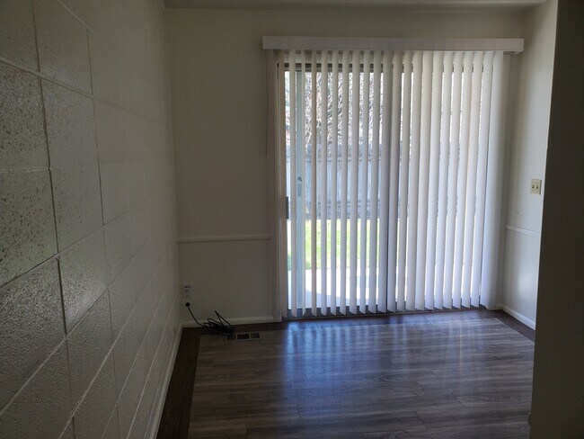 Building Photo - 1294 Saint Clair Rd