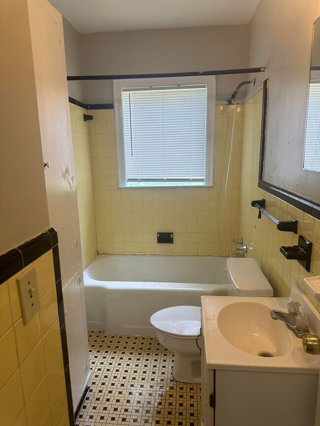 Foto del edificio - New Rental Available-4 Bedroom 2 Bath