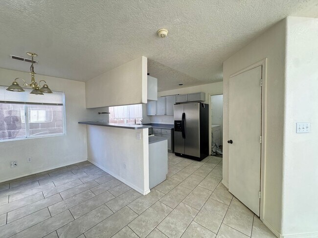 Foto del edificio - Quail Springs 2 Story!