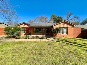 Building Photo - 1107 Dogwood St