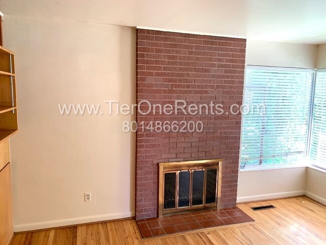Building Photo - This property offers a NO DEPOSIT option available for qualified renters!