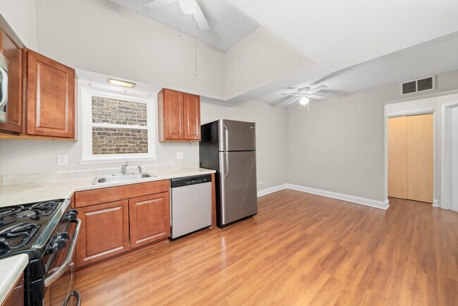 Foto del edificio - 2420 S Oakley Ave