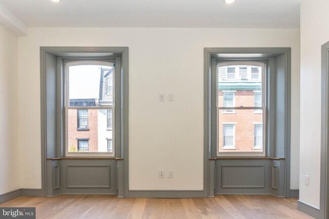 Building Photo - 327 S 16th St
