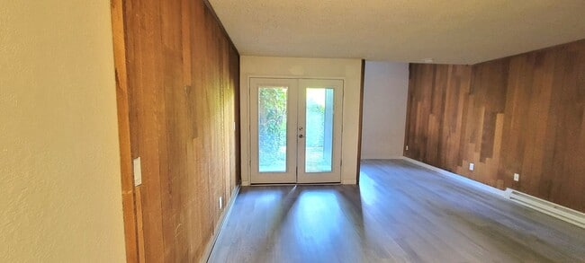 Building Photo - Cozy Studio Condo at Gated, Sixty-01 Complex!