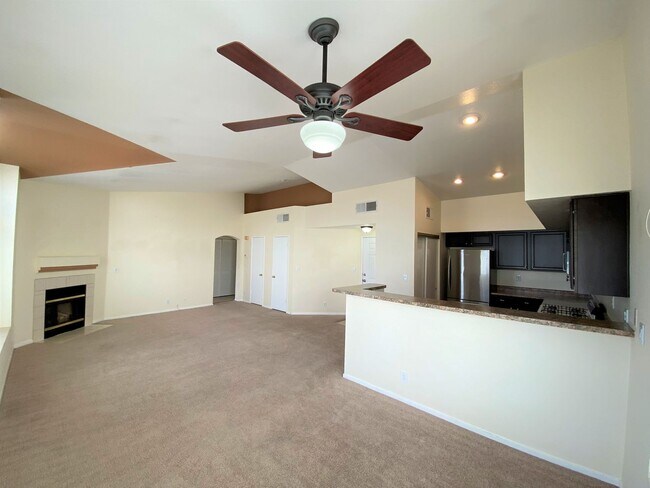 Foto del edificio - 2 BEDROOM 2 BATH IN NORTHWEST DOUBLE GATED GOLF COURSE COMMUNITY!