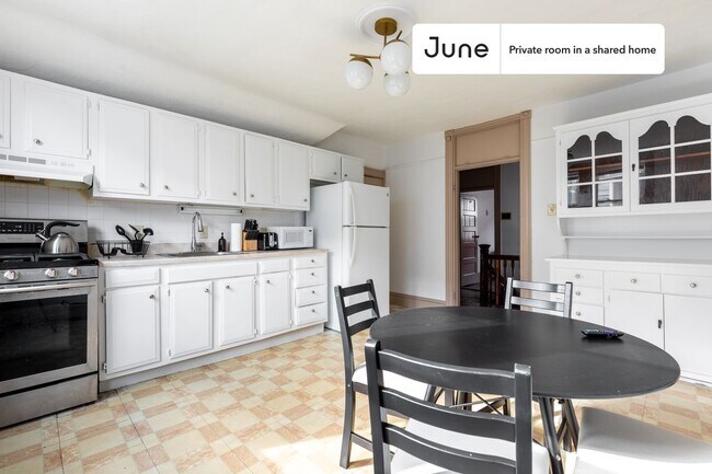 Foto del edificio - Room in Shared 3 bed/1 bath home