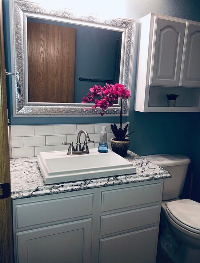 Full Bathroom - 3111 N 70th St