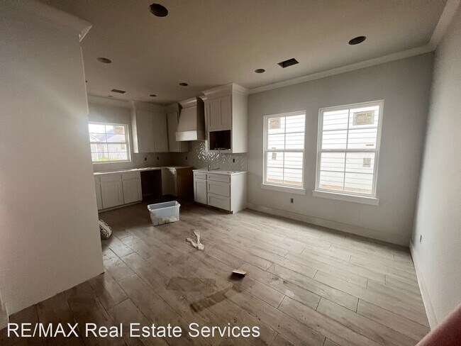 Building Photo - 3 br, 2.5 bath House - 210 Perfect Place