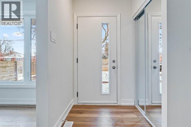 Photo du bâtiment - 270 Montmorency Dr