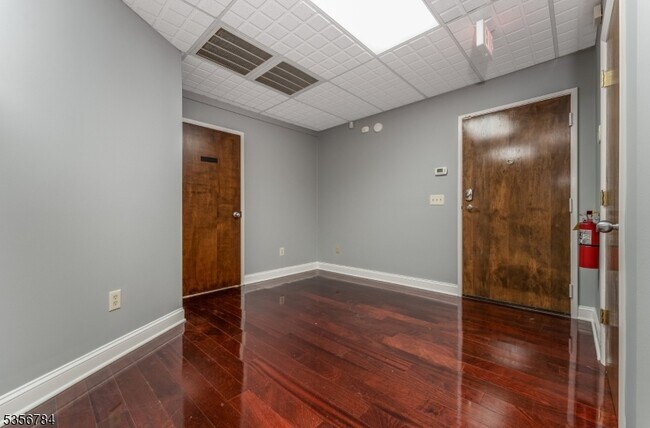 Foto del edificio - 490 Schooleys Mountain Rd