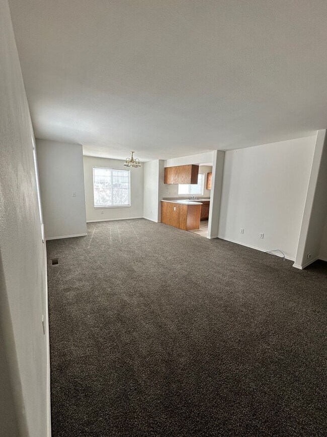 Foto del edificio - Lovely 3 Bedroom Apartment- Close to Schools/Parks!