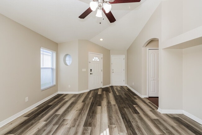 Foto del edificio - 8003 Canterbury Lake Blvd